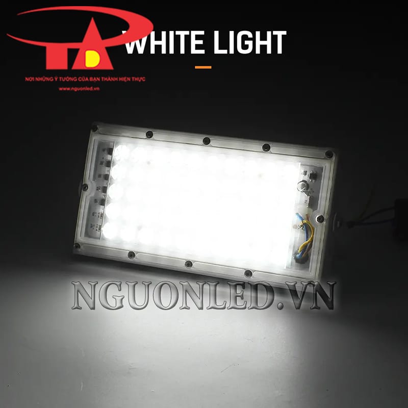 Ứng dụng đèn led pha 12V 100W loại mỏng đi leo núi