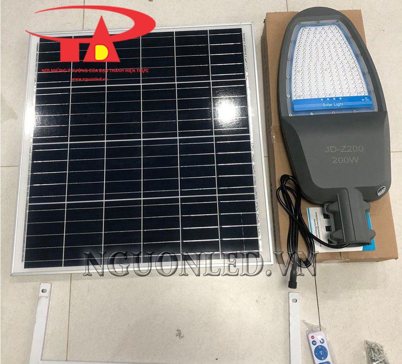 Đèn đường 200W năng lượng mặt trời loại tốt