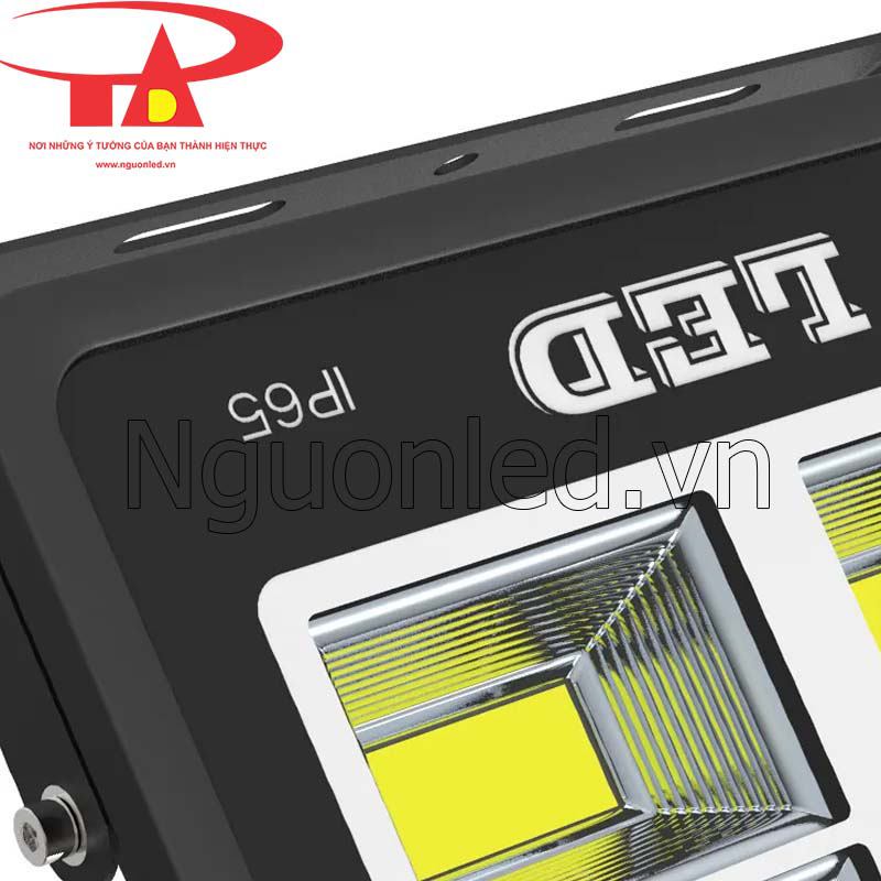 Đèn led pha 100w chống mưa