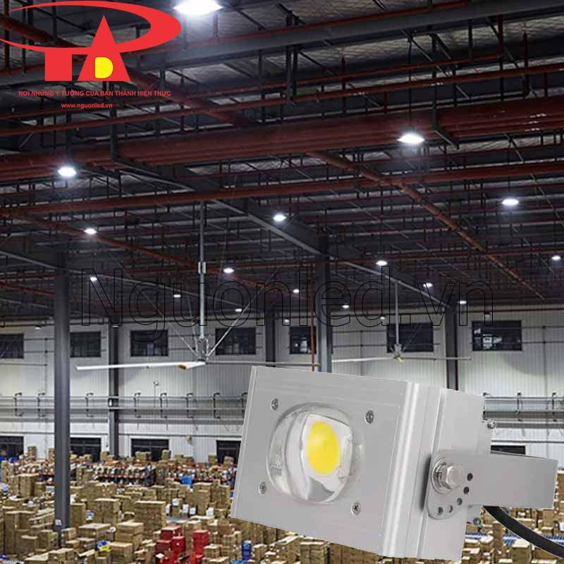 Đèn pha led 50w prolux chiếu sáng kho hàng