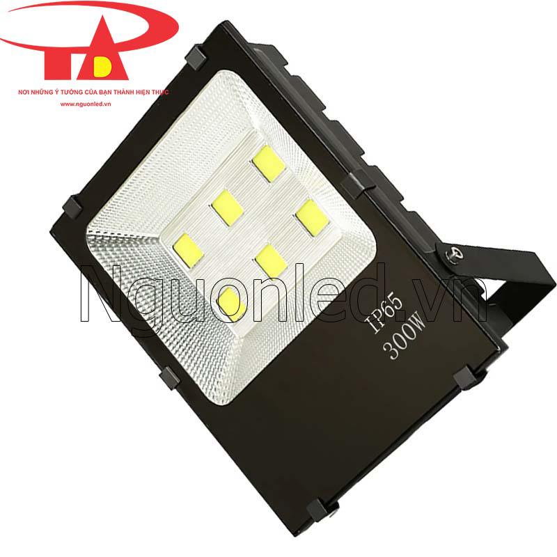 Đèn pha led 300w vỏ đen giá rẻ