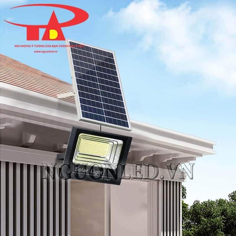 Đèn năng lượng mặt trời 200W dùng chiếu sáng lối đi