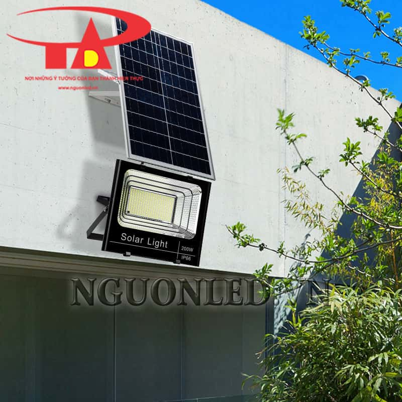 Đèn pha led 200W năng lượng mặt trời dùng chiếu sáng sân vườn