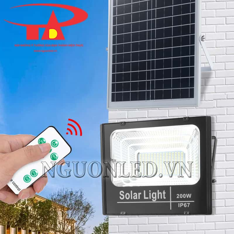 Đèn pha led 200W năng lượng mặt trời giá rẻ