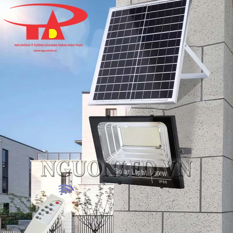 Đèn pha năng lượng mặt trời 300W loại tốt