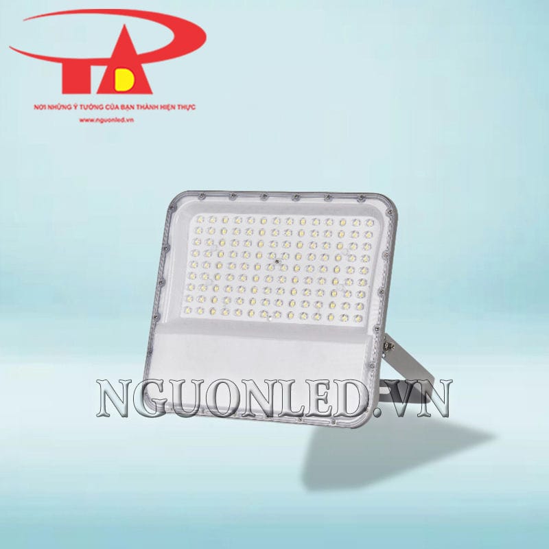 Đèn led pha 100W năng lượng mặt trời