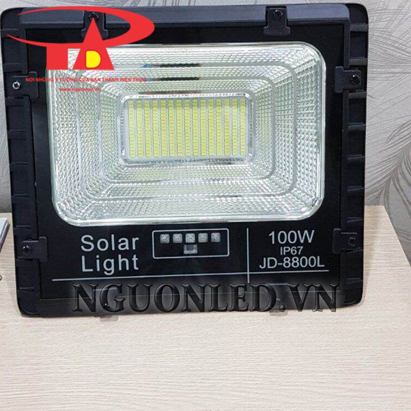 Đèn pha led năng lượng mặt trời 100W Jindian