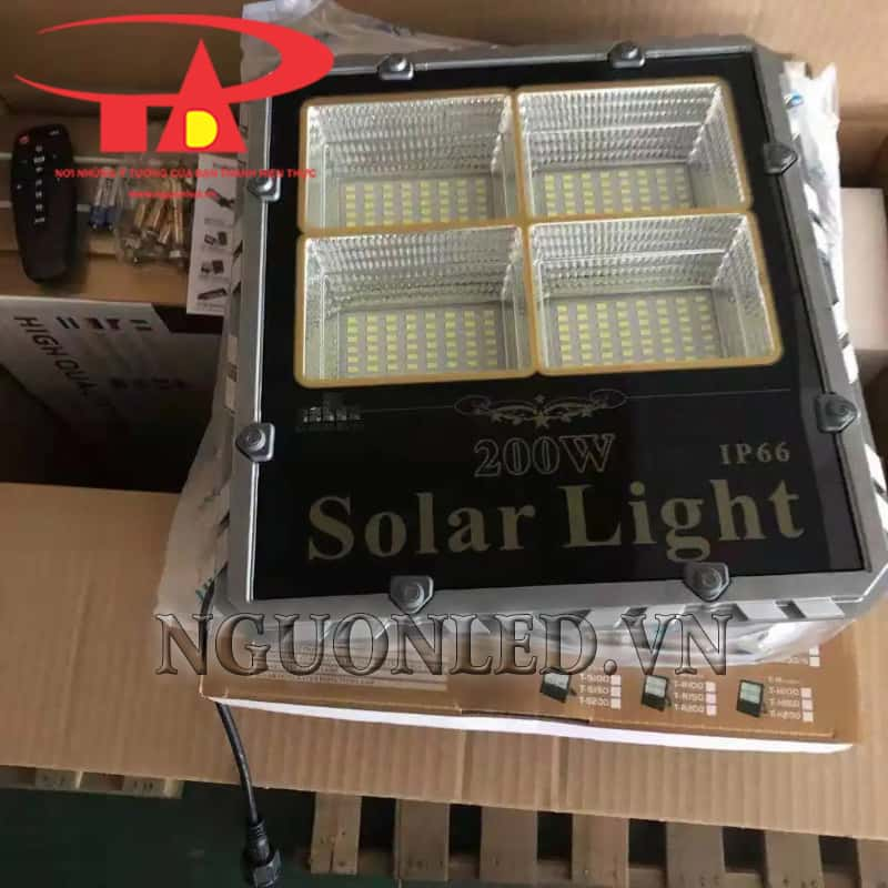 Đèn led pha 200W năng lượng mặt trời Newstar siêu sáng