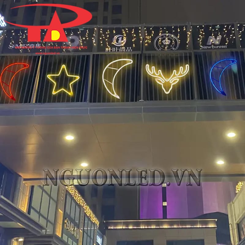 Ứng dụng led hình trăng khuyết neon treo cây