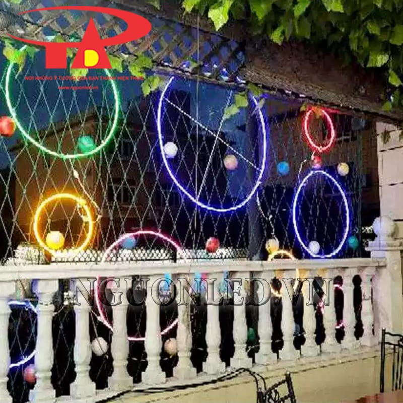 Đèn led neon vòng tròn treo hàng rào