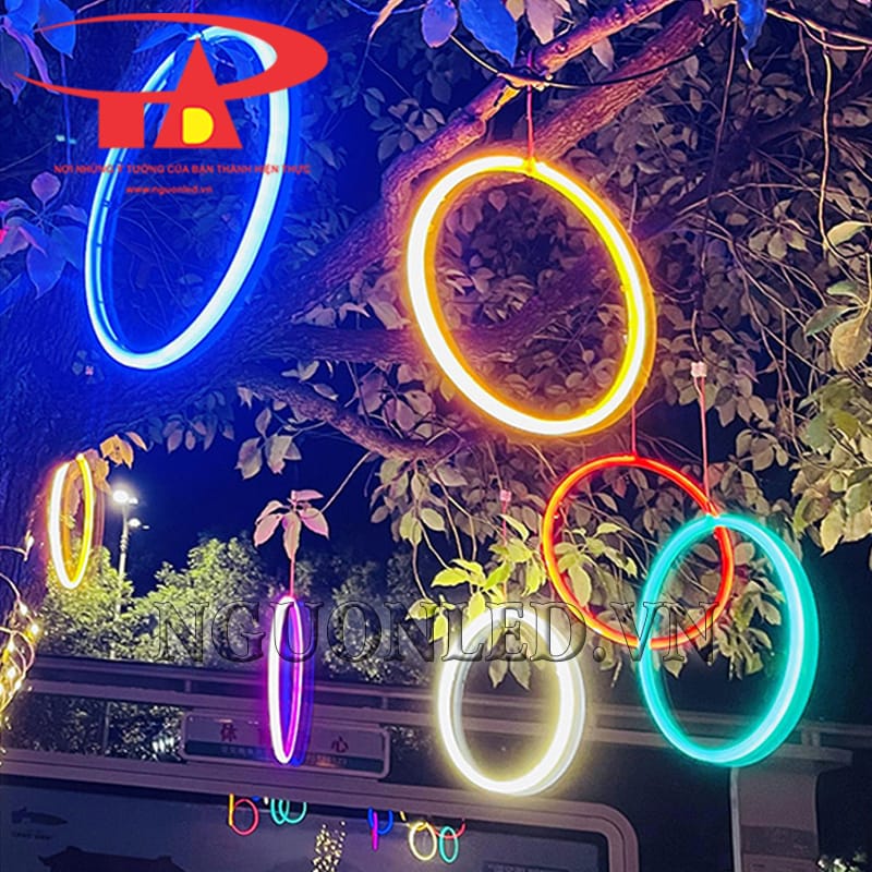 Ảnh đèn led vòng tròn neon thả cây