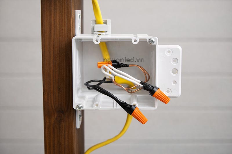 Mối nối dây điện AC trong hộp đấu nối đúng kỹ thuật