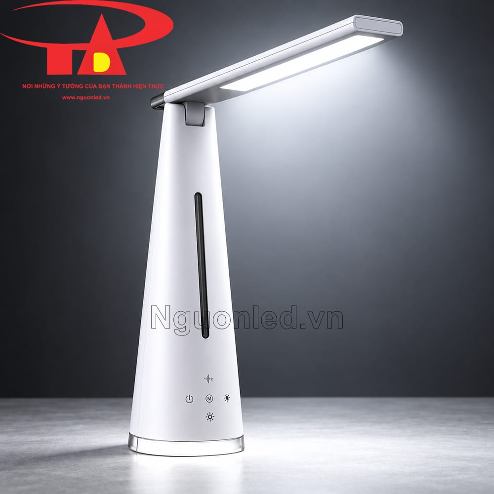 Đèn bàn MPE TL6 5W đặt tại bàn học với vùng sáng tập trung cho sách vở và các vật dụng trước người ngồi