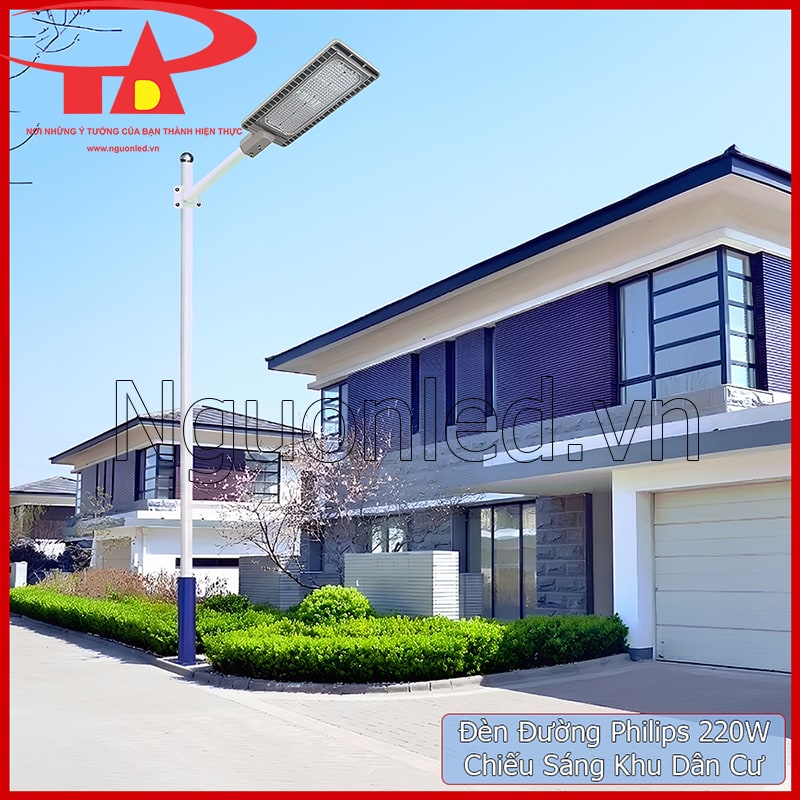Đèn LED chiếu sáng đường phố Philips 220W lắp đặt trên cột đèn cho các tuyến đường đô thị và khu dân cư