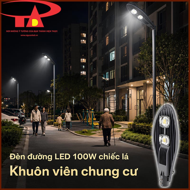 Khuôn viên chung cư ban đêm có cư dân đi bộ dưới các cột đèn đường