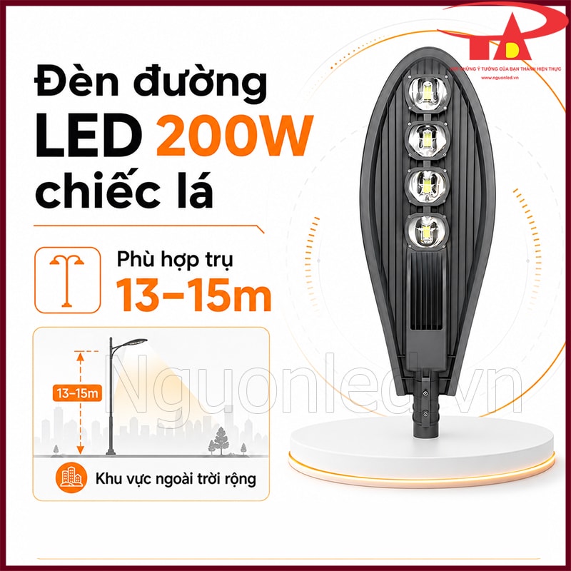 Đèn đường LED 200W chiếc lá với bốn chip sáng, minh họa trụ cao 13–15 m cho khu vực ngoài trời rộng