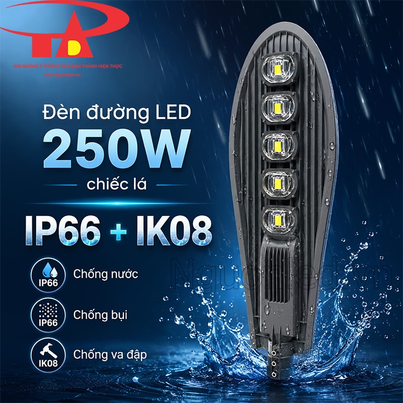 Đèn đường 250W kiểu chiếc lá đặt giữa nước bắn, minh họa chuẩn IP66 và khả năng chịu va đập IK08