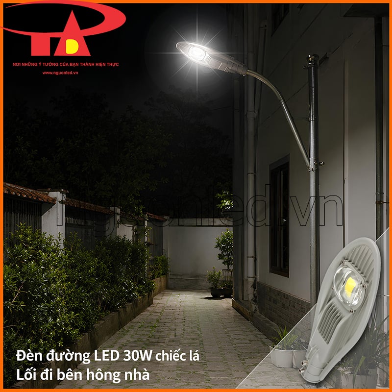 Minh họa đèn đường LED 30W chiếu lối đi hẹp bên hông nhà có cây xanh