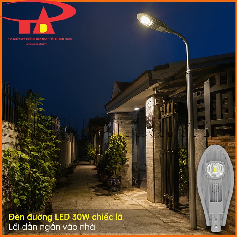 Minh họa đèn đường 30W chiếu lối dẫn ngắn từ cổng vào nhà vào buổi tối