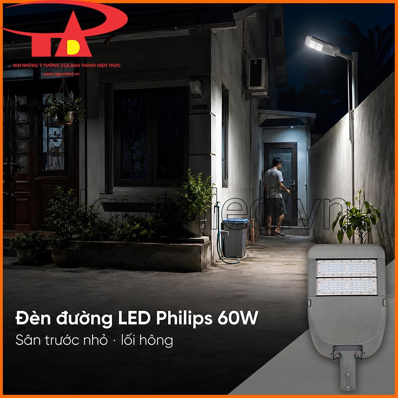 Đèn đường LED 60W chiếu sân trước nhỏ và cửa phụ, giúp nhận biết bậc thấp cùng vật cản gần lối đi