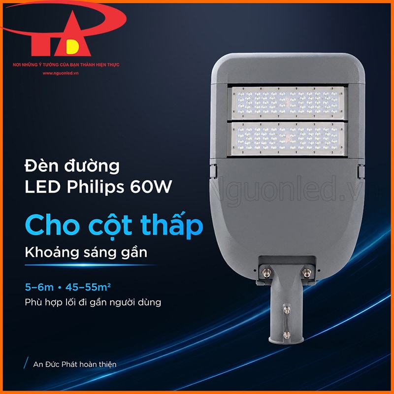 Đèn đường Philips 60W lắp trên cột thấp, chiếu phần nền và mép lối đi trong phạm vi quan sát gần
