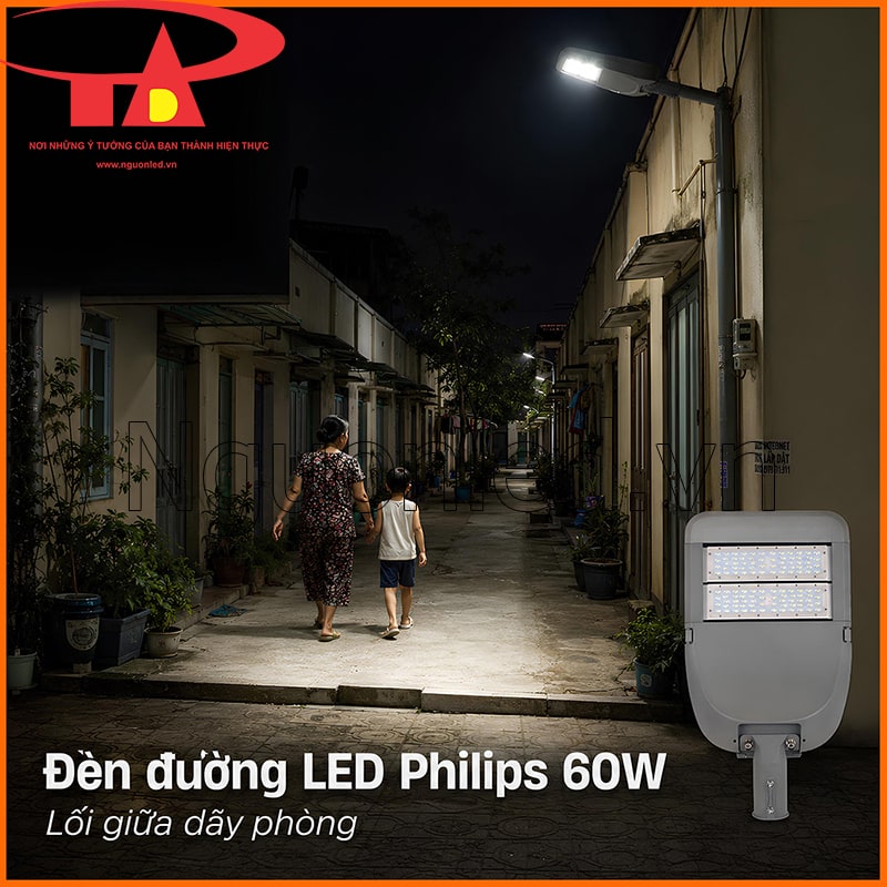 Đèn đường Philips 60W chiếu lối đi giữa các dãy phòng, giúp nhận biết mép sân và đường dắt xe buổi tối