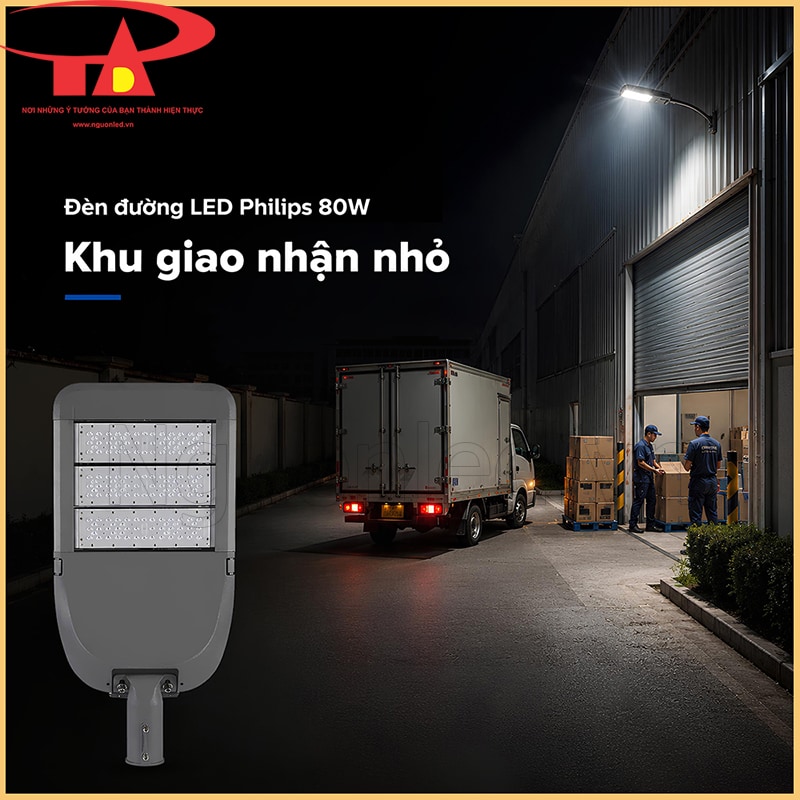 Đèn LED ngoài trời 80W chiếu khu giao nhận nhỏ cạnh nhà kho, có xe tải, kiện hàng và nhân viên