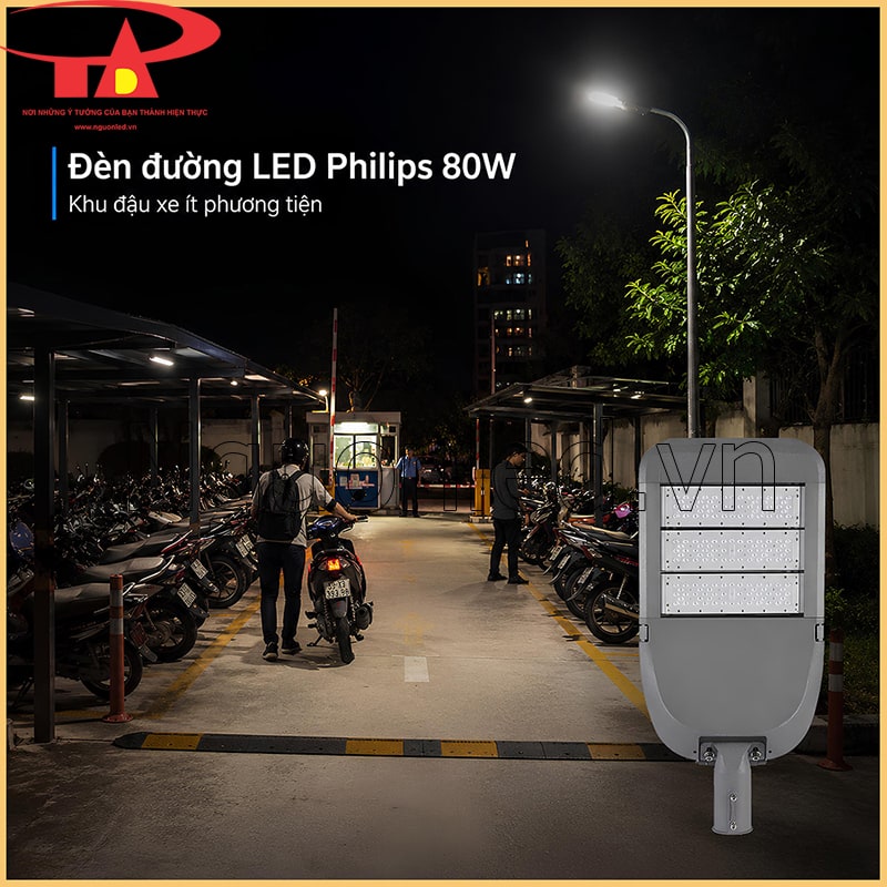 Đèn LED đường phố 80W chiếu lối giữa hai hàng xe máy trong bãi đậu ít phương tiện vào ban đêm