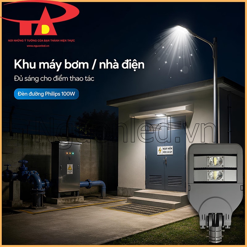 Đèn đường LED 100W chiếu khu máy bơm và nhà điện ban đêm, có tủ điện, đường ống, cửa kỹ thuật và mẫu đèn