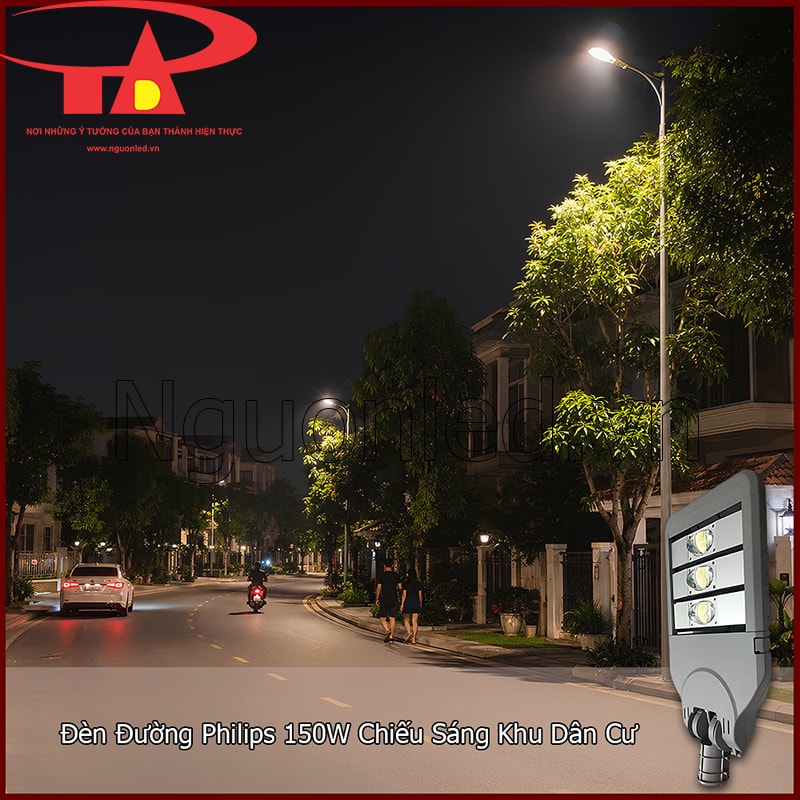 Đèn đường Philips 150W chiếu sáng lối trước dãy nhà khu dân cư có xe và người đi bộ