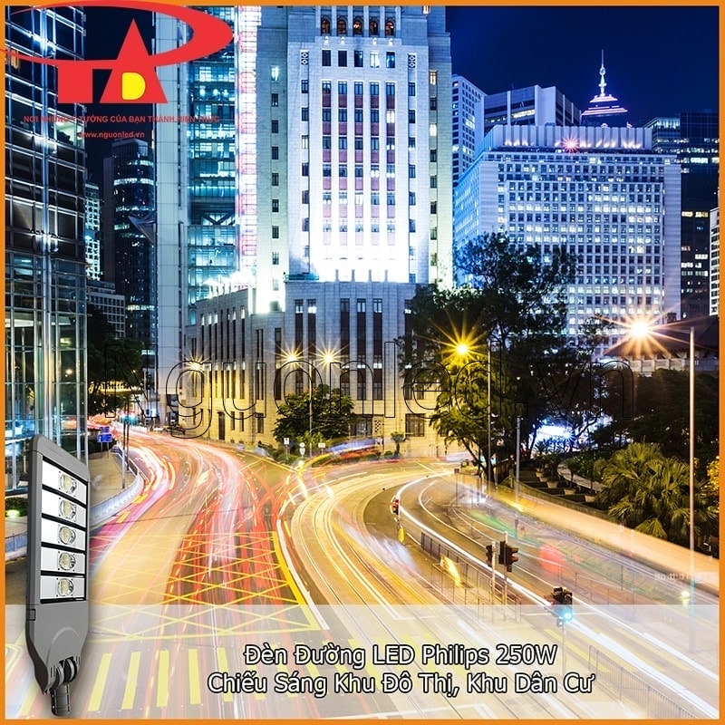 Tuyến đường đô thị ban đêm có ánh đèn đường và đèn LED đường phố Philips 250W