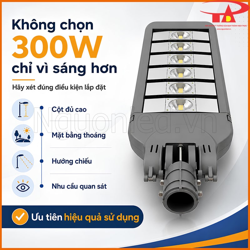 Đèn đường 300W chiếu xuống mặt bằng rộng với vùng sáng tập trung theo hướng cột