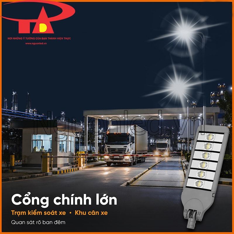 Đèn đường 300W chiếu sáng cổng chính nhà máy có xe tải ra vào ban đêm