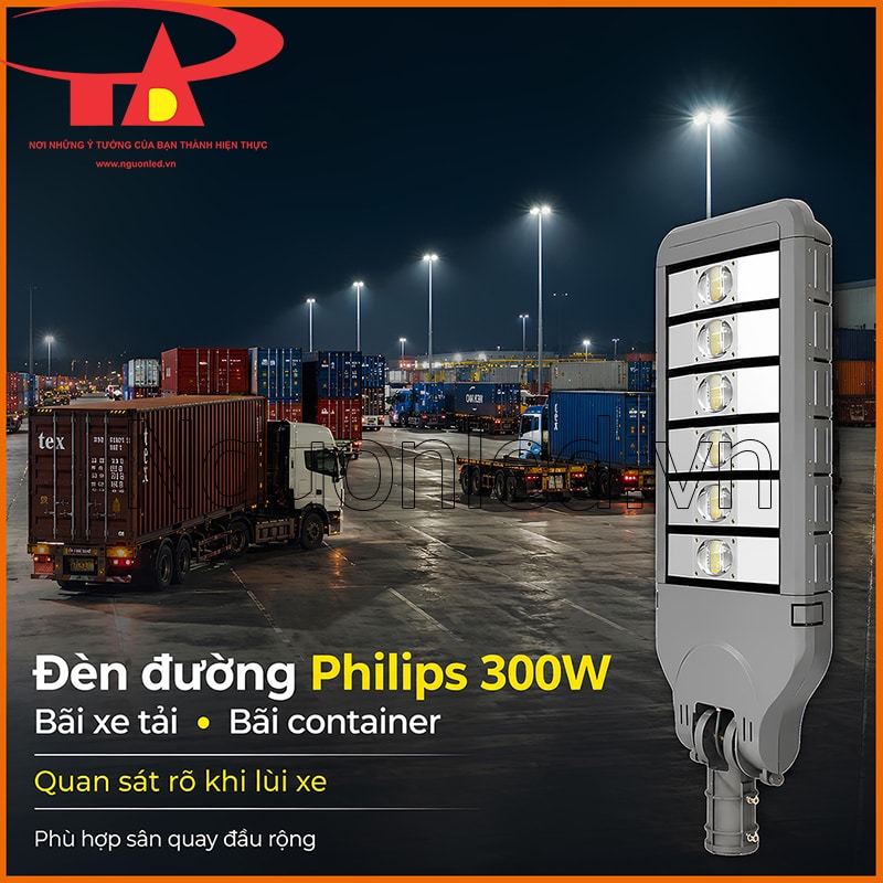 Đèn đường 300W chiếu sáng bãi xe tải và container trong khu công nghiệp ban đêm
