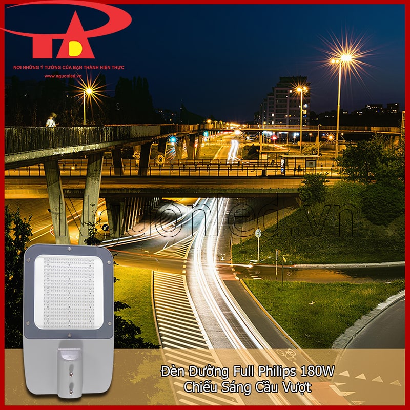 Đèn đường Philips 180W lắp trên cầu giúp dẫn hướng rõ hơn và làm nổi bật đường nét công trình đêm