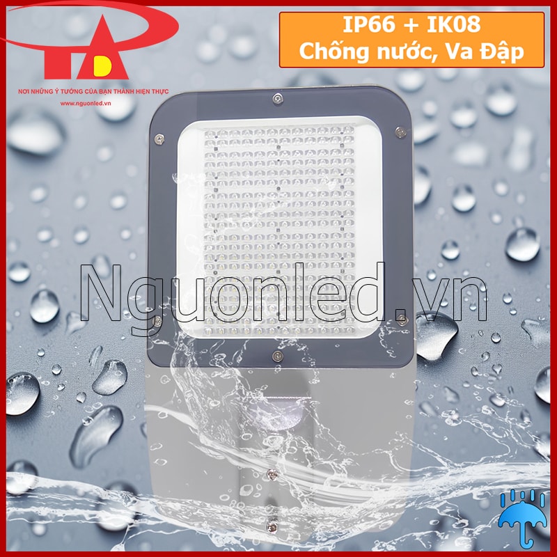 Cận cảnh thân đèn kín khít của đèn đường Full Philips 180W khi lắp ngoài trời