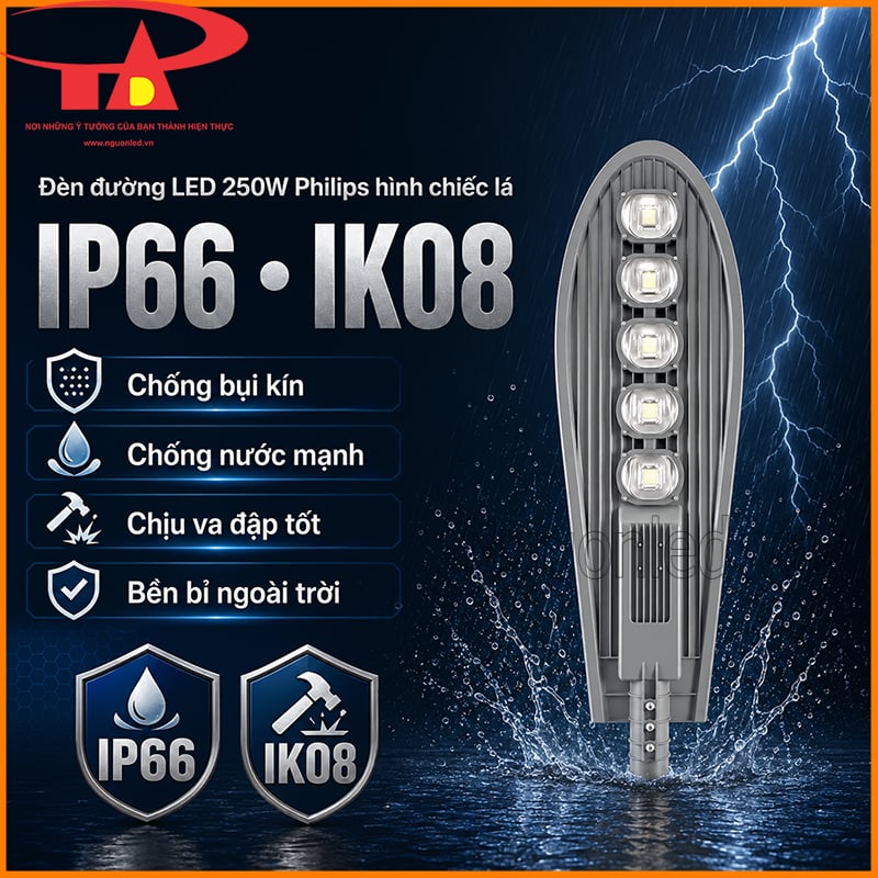 Đèn đường LED 250W Philips hình chiếc lá với thông tin IP66 IK08 trên nền mưa sét 