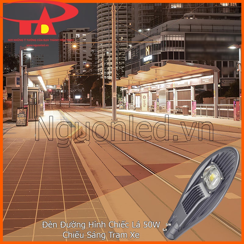 Đèn đường Philips 50W hình chiếc lá lắp tại điểm dừng xe buýt giúp khu vực chờ xe sáng rõ