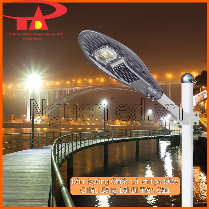 Đèn đường Philips 50W chiếc lá lắp tại cầu dân sinh và lối qua sông nhỏ ngoài trời