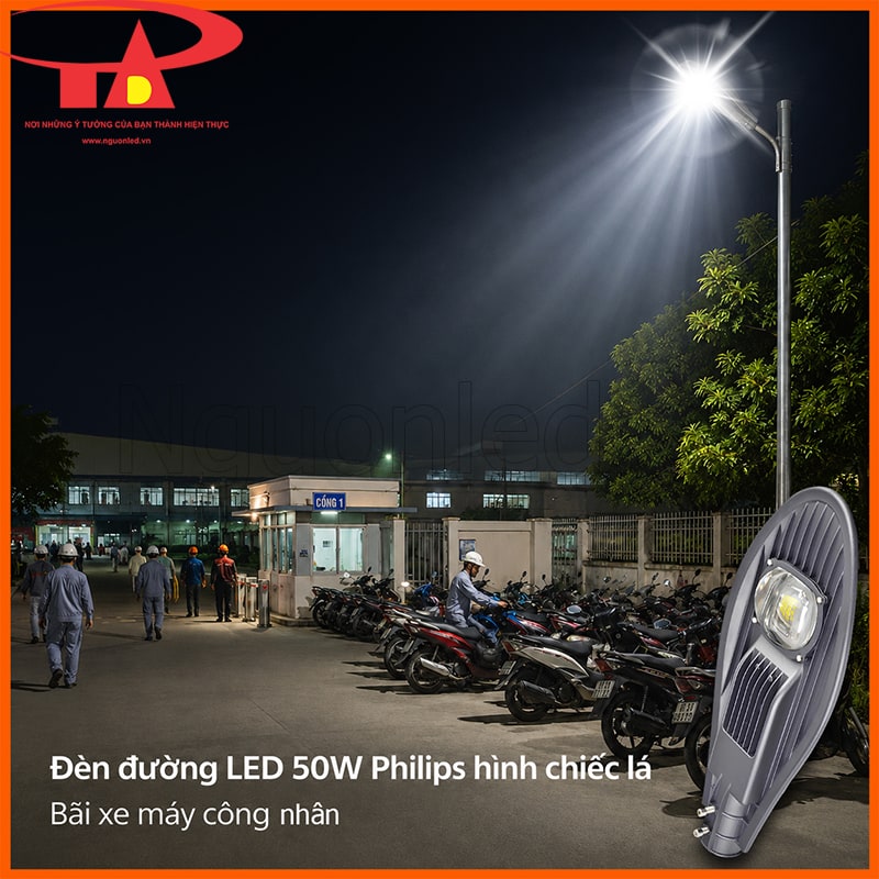 Đèn đường Philips 50W hình chiếc lá chiếu sáng khu vực chờ và xe ra vào ban đêm
