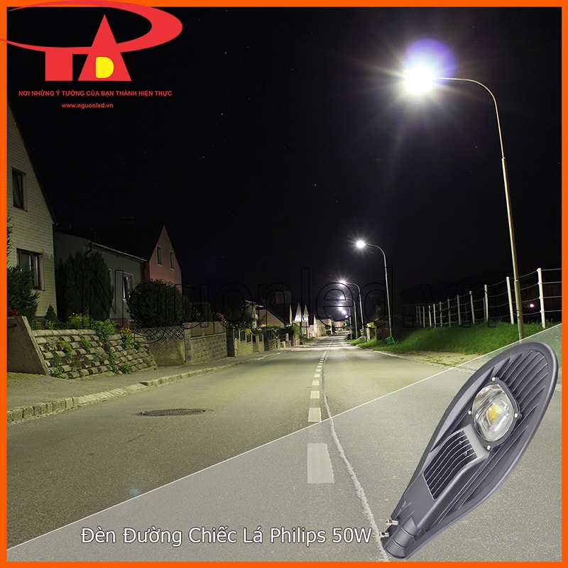 đèn đường Philips 50W hình chiếc lá lắp tại điểm dừng xe buýt giúp khu vực chờ xe sáng rõ