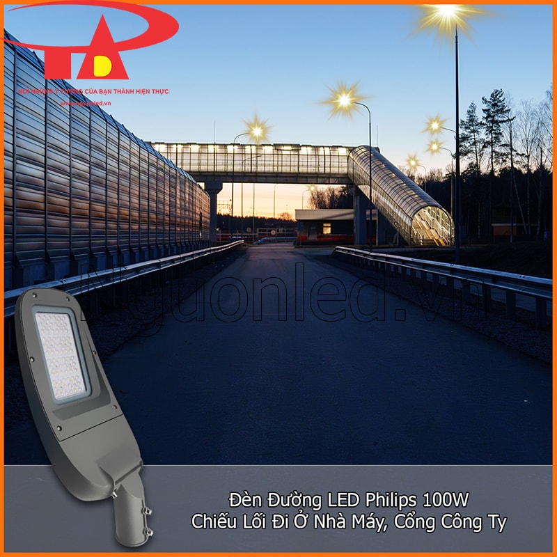 Đèn đường Philips 100W ghép trên cảnh lối đi nhà máy và cổng công ty lúc trời tối