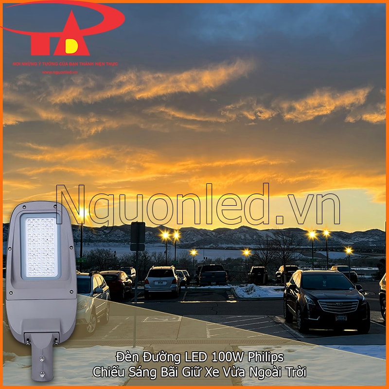 Đèn đường LED 100W Philips ghép trên cảnh bãi giữ xe ngoài trời lúc chiều tối
