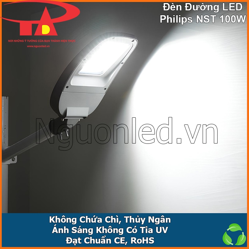 Đèn đường LED Philips NST 100W đang phát sáng trên tường, kèm dòng chữ CE, RoHS và không tia UV