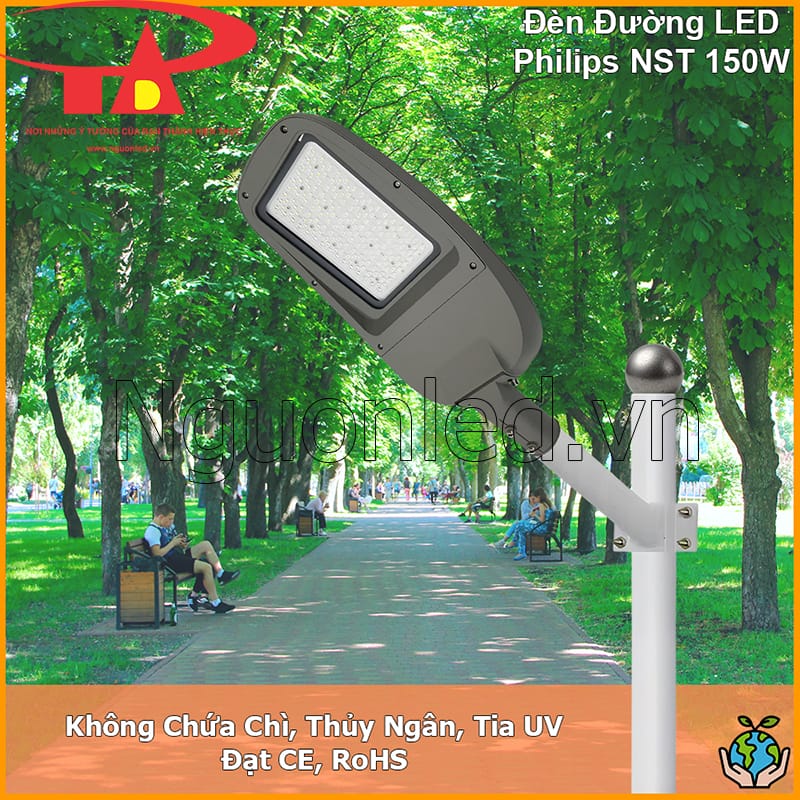 Đèn đường Philips NST 150W bên lối đi công viên với nền cây xanh