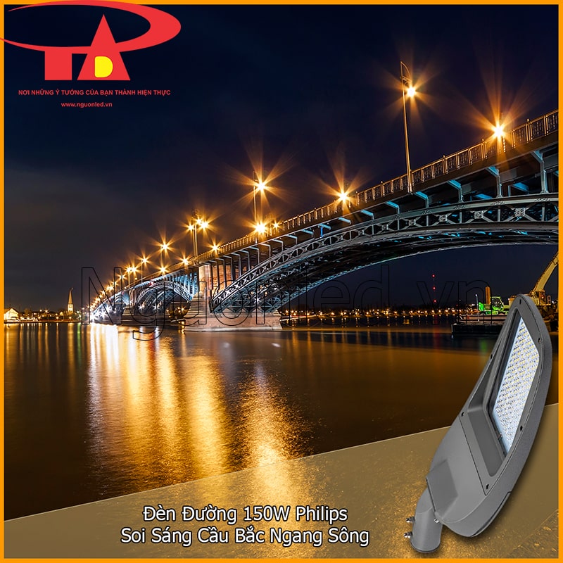 Đèn đường 150W Philips chiếu sáng cầu bắc ngang sông vào ban đêm