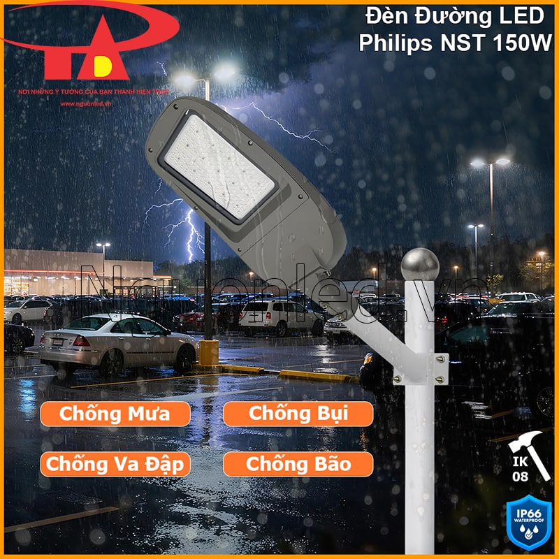 Đèn đường Philips NST 150W lắp ngoài trời trong cảnh mưa và bãi xe