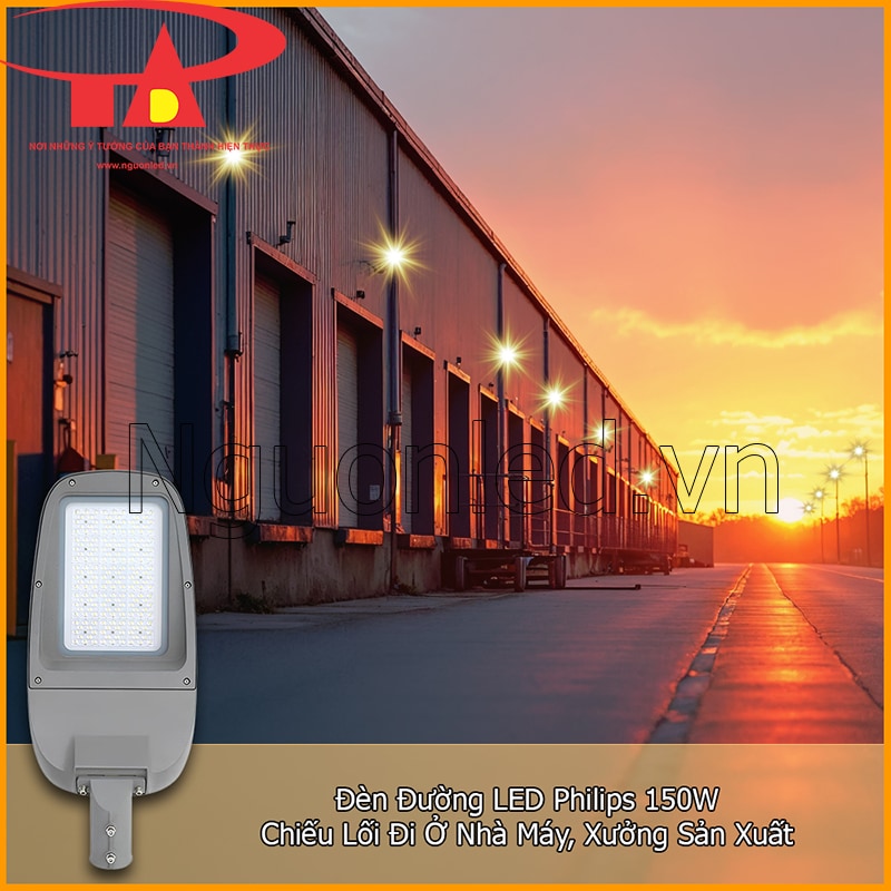 Đèn đường Philips 150W chiếu sáng lối đi bên ngoài nhà máy lúc chiều tối