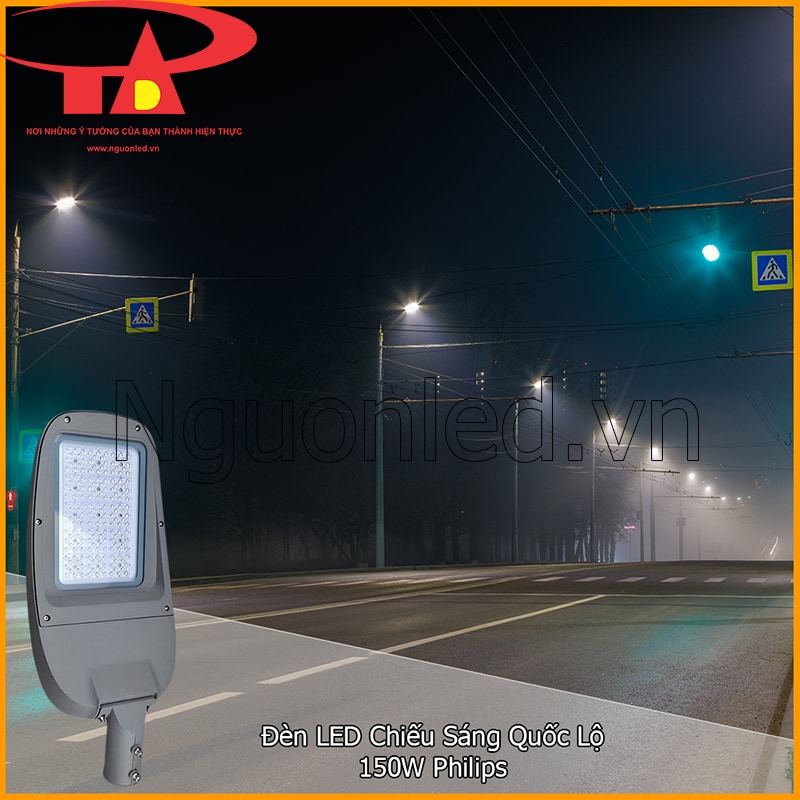 Đèn LED chiếu sáng đường 150W Philips trên tuyến đường rộng ban đêm