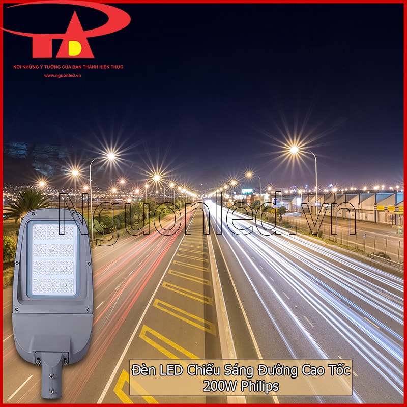 Đèn đường Philips 200W trên tuyến đường dài ngoài trời